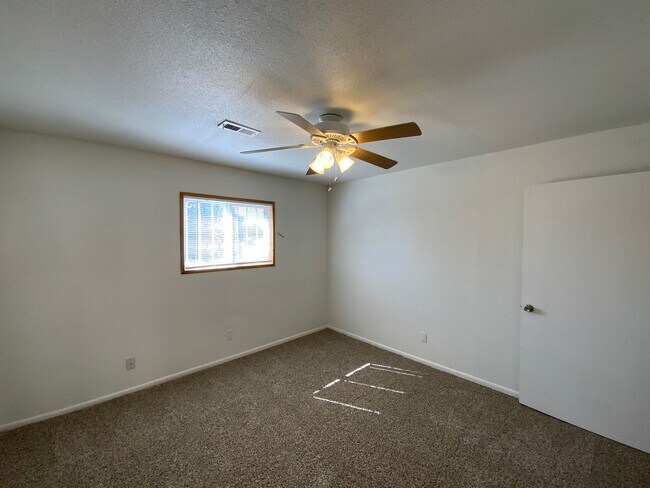 Building Photo - 3 Bedroom Single Story Home Available Near...