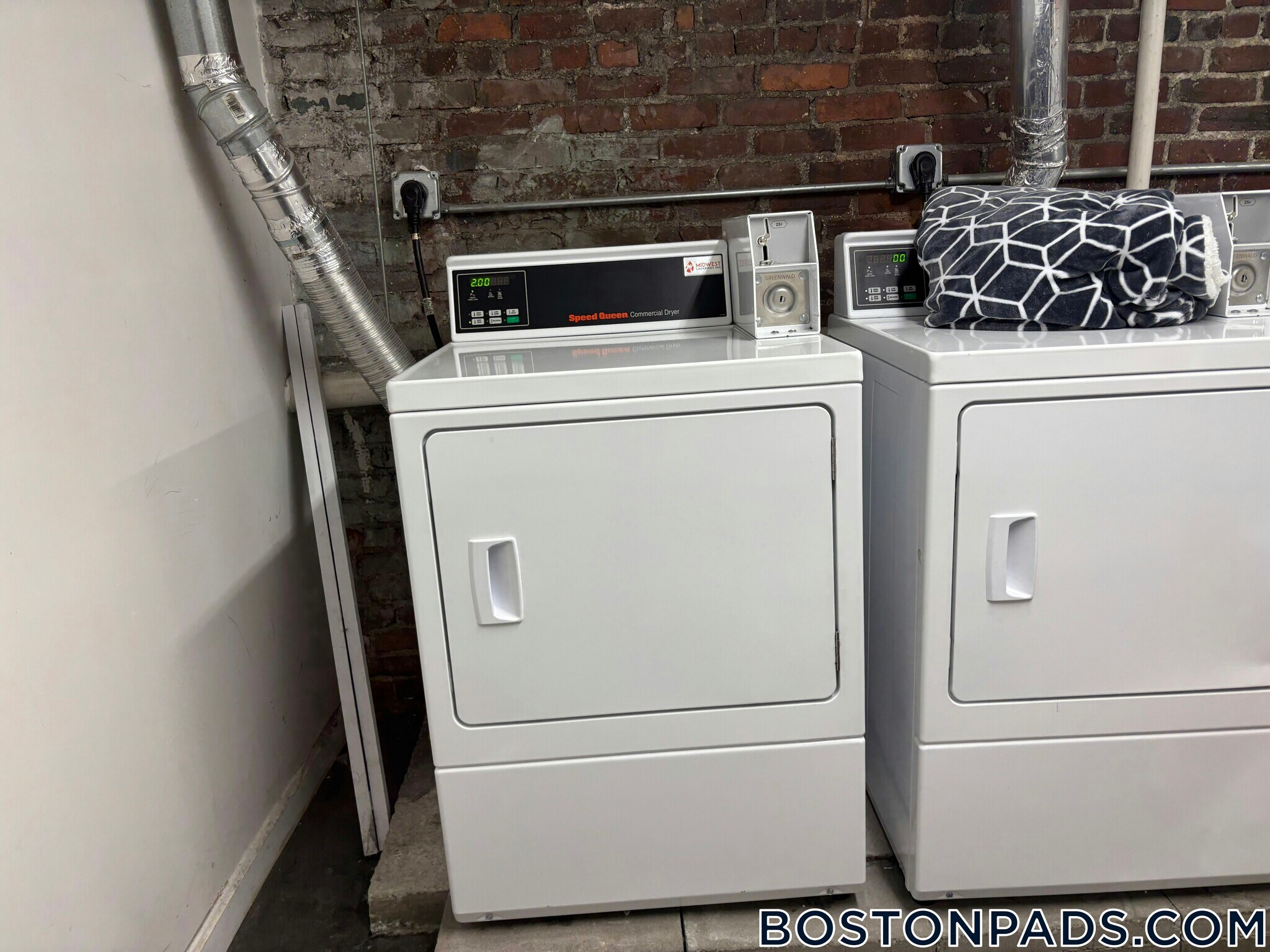 Building Photo - 114 Willow St