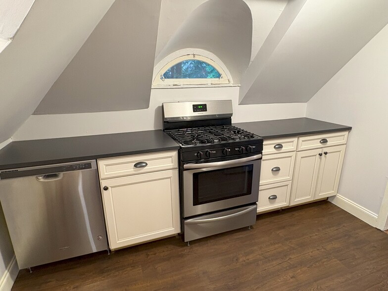 Kitchen Stove - 207 Holly St