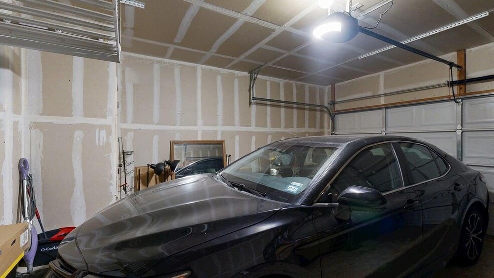 Building Photo - 2105 Huxley Ln