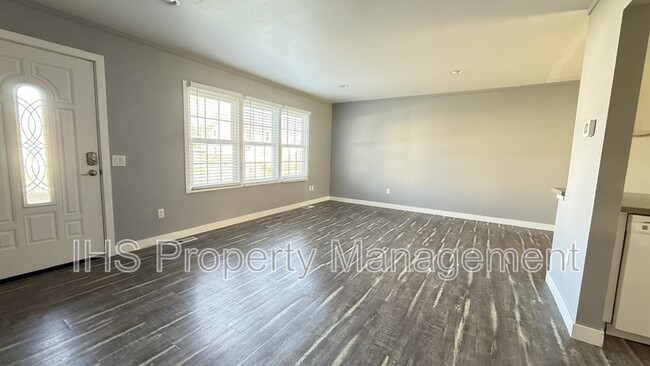 Building Photo - 302 Bernard Ave
