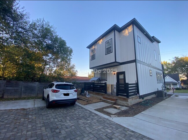 Building Photo - 809 21st Ave N