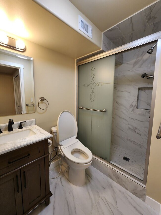 Building Photo - Luxury! 4 bdrm 3.5 bath HOUSE w/ Views! 2 car garage!