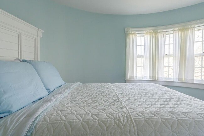 Building Photo - 1 Ella Ter