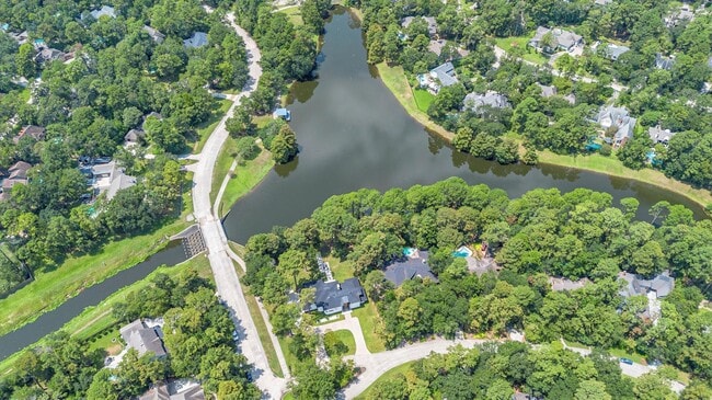 Building Photo - 1 E Wedgewood Glen