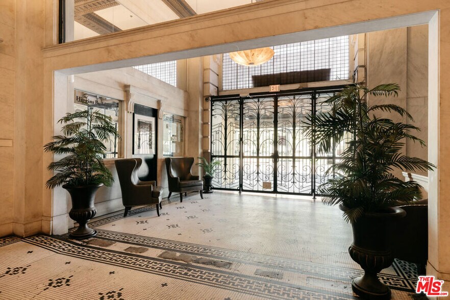 Building Photo - 108 W 2nd St