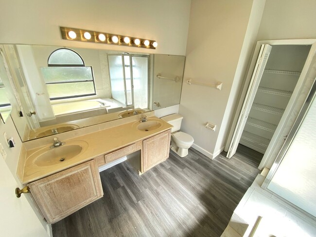 Building Photo - 12948 Broakfield Cir