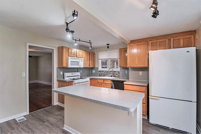 Building Photo - 23739 Cayuga Ave