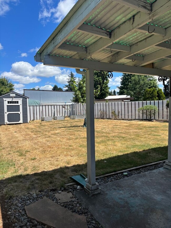 Building Photo - Single level 3 bedroom- Huge yard!