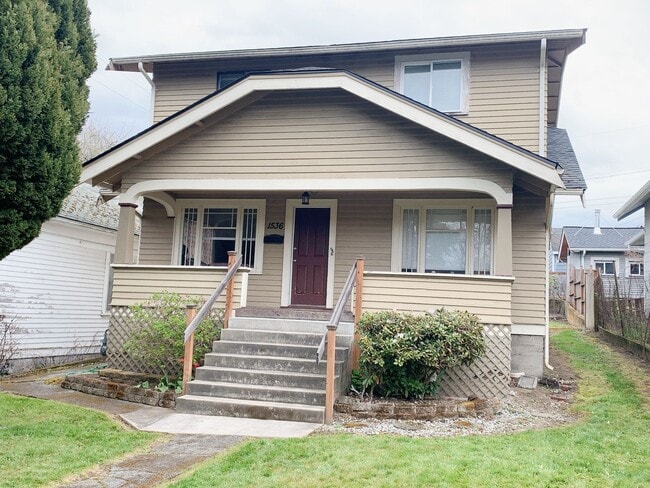 Building Photo - AUG PRELEASE: 5 bdrm/2 bath in York Neighborhood