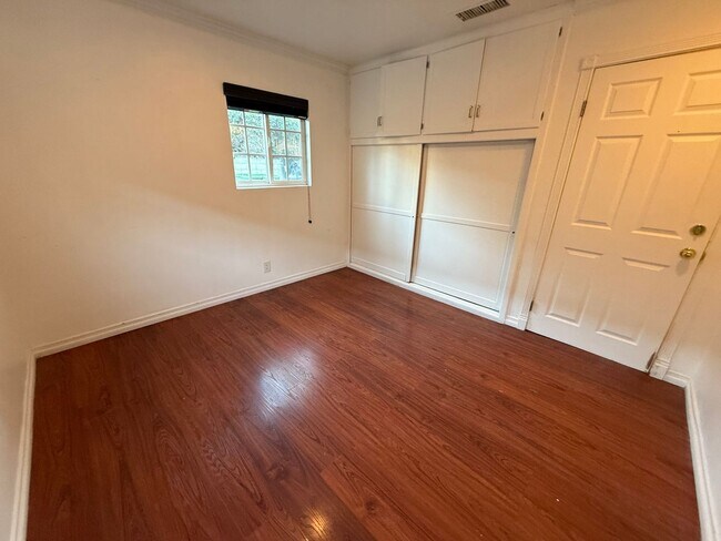 Building Photo - 1200 Laveta Terrace