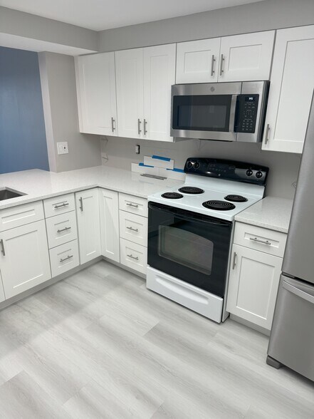 Building Photo - 2713 NE 28th Ct