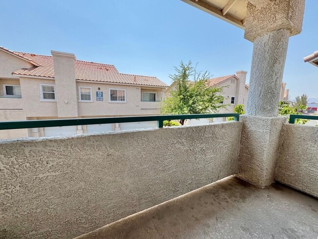 Building Photo - STUNNING 2 BEDROOM / 2 FULL BATH CONDO UNI...