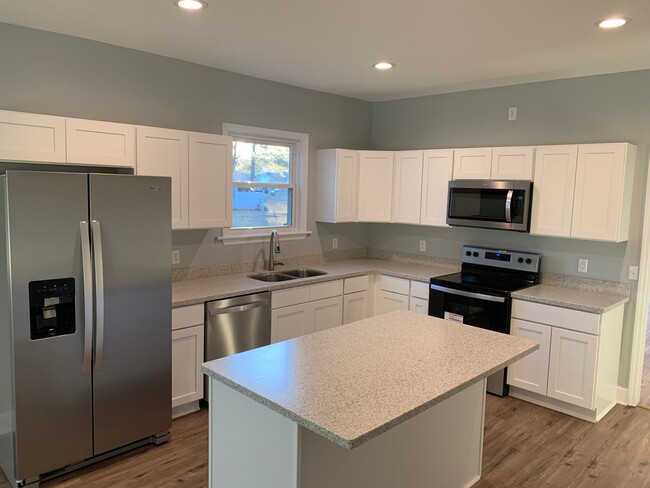 Building Photo - 3 Bedroom  2.5 Bath  with nice open yard!