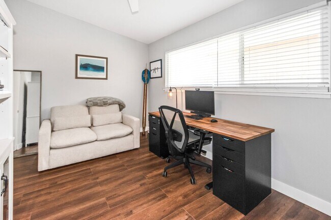 Building Photo - Long Term Unfurnished Rental available a f...