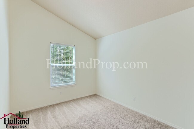 Building Photo - Charming and Comfortable Townhouse in Bethany Area!