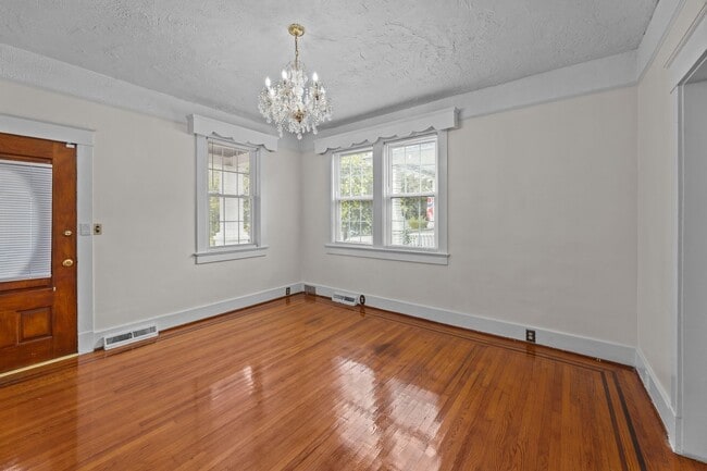 Building Photo - Incredibly Well Maintained & Beautiful Hom...