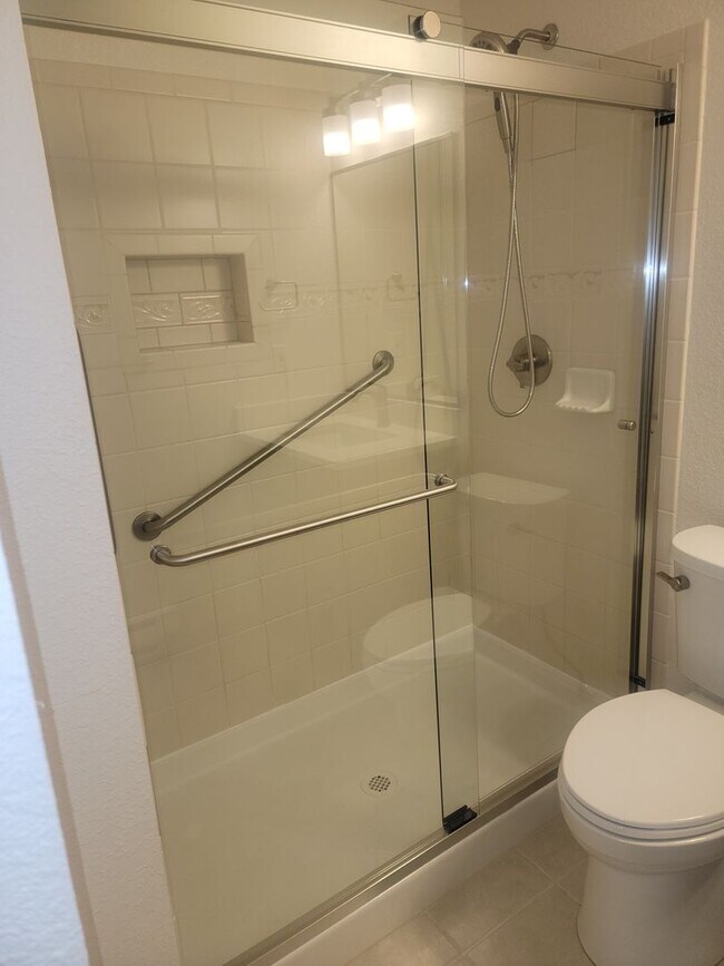 Building Photo - University Place Ground Floor Apartment Home, Newly refurbished "Somerset Place"  2 Bedroom, 1 1/...