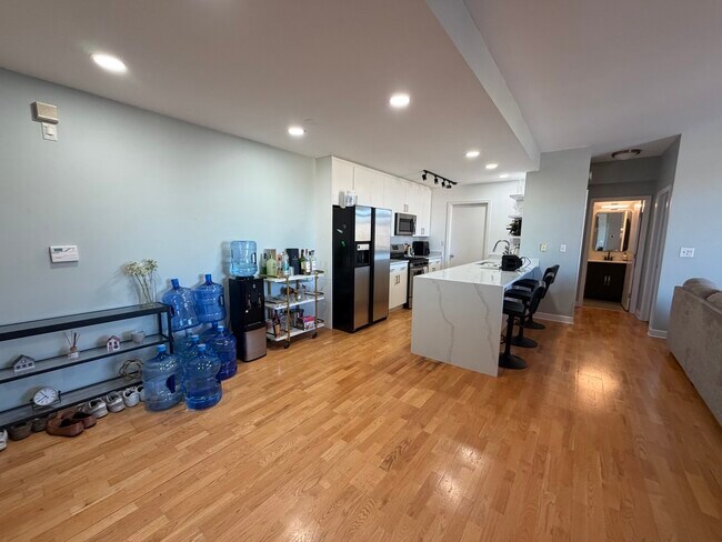 Building Photo - 680 N Green St