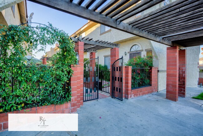 Building Photo - Fully Remodeled | Spacious & Bright Townhome