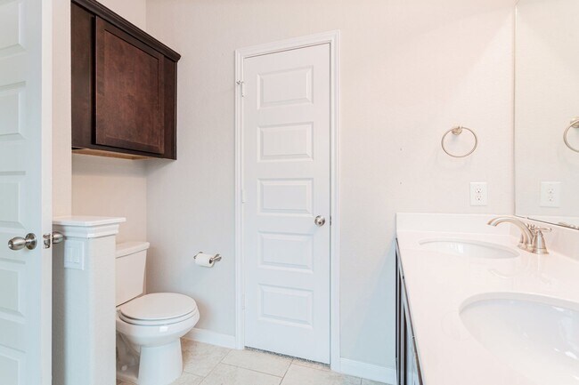 Building Photo - 605 Allenscreek Way-