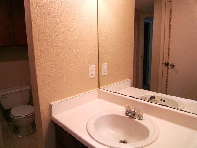 Building Photo - 2011 Spenwick Dr