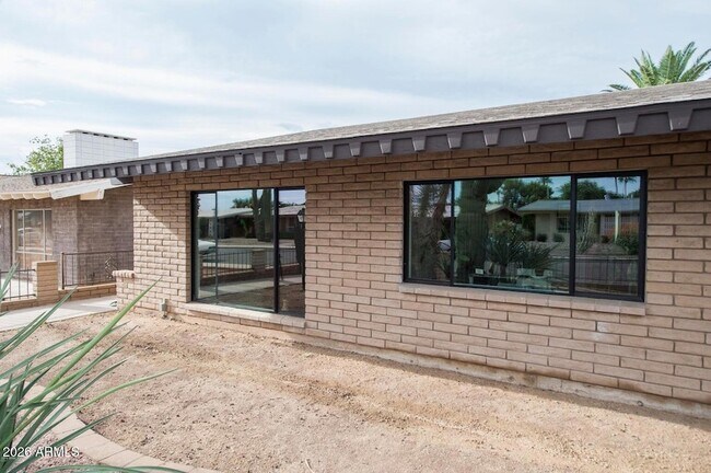 Building Photo - 3732 E Glenrosa Ave