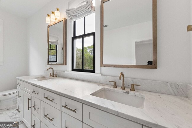 Building Photo - 98 Middle St