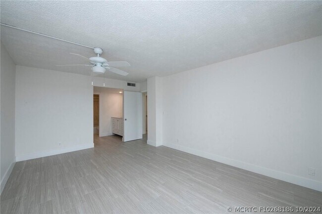 Building Photo - 3900 N Hills Dr