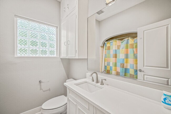 Building Photo - 258 Tuxedo Ave