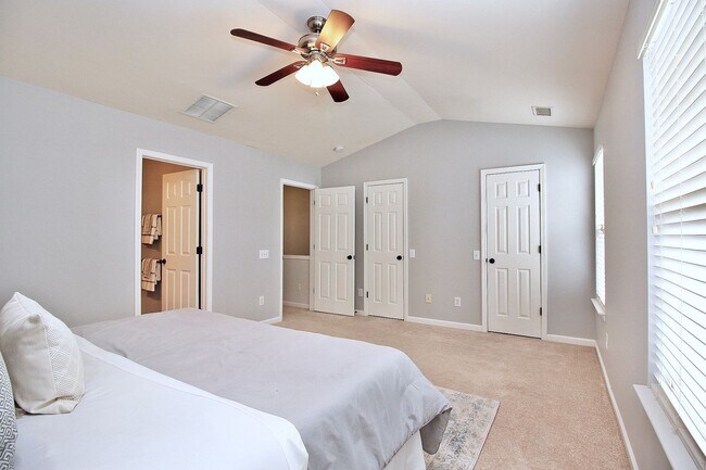 Building Photo - Townhome in South Park for Rent!