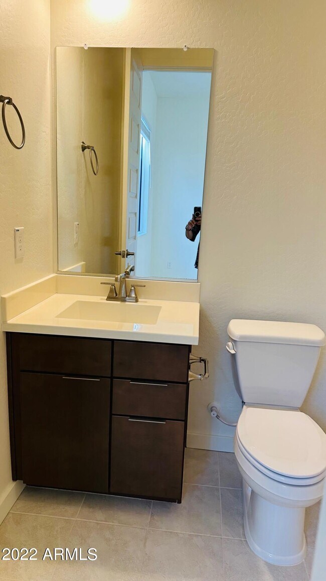 Building Photo - 943 E Paseo Way