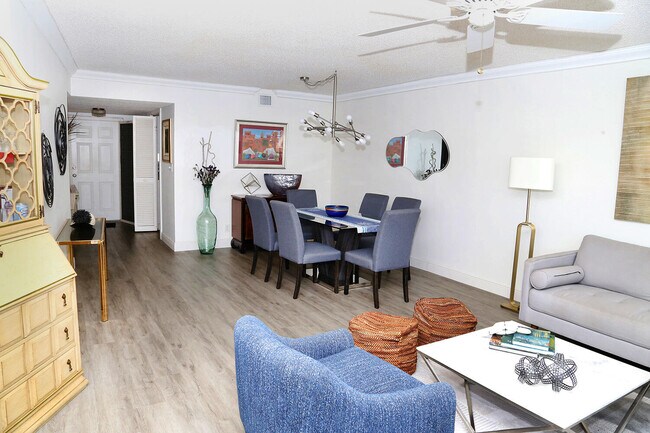 Building Photo - 1537 E Hillsboro Blvd