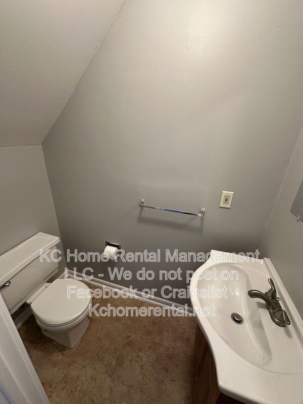 Building Photo - 9338 Bluejacket St