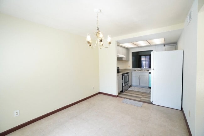 Building Photo - Charming 2-bedroom, 1.5-bathroom condo in ...