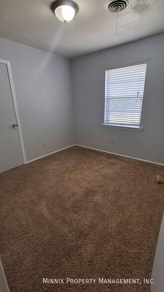 Building Photo - 2813 John Dr