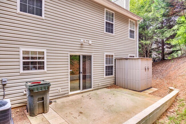 Building Photo - Beautiful, well maintained home in the hea...