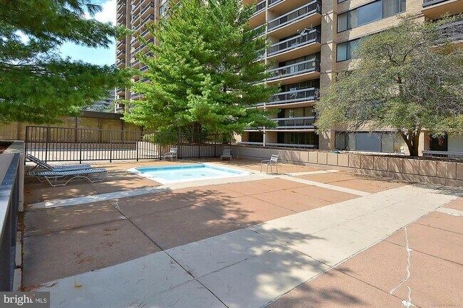 Building Photo - 3701 S George Mason Dr