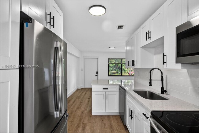 Building Photo - 2633 NE 13th Ave