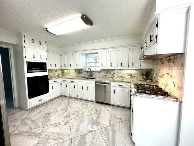 Building Photo - 1111 Doral Ln