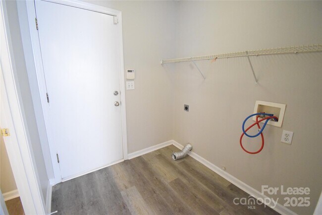 Building Photo - 8139 Chatham Oaks Dr
