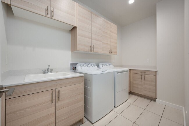 Building Photo - 5575 Westmorland Dr