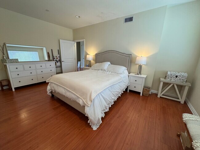 Building Photo - 1845 Beloit Ave