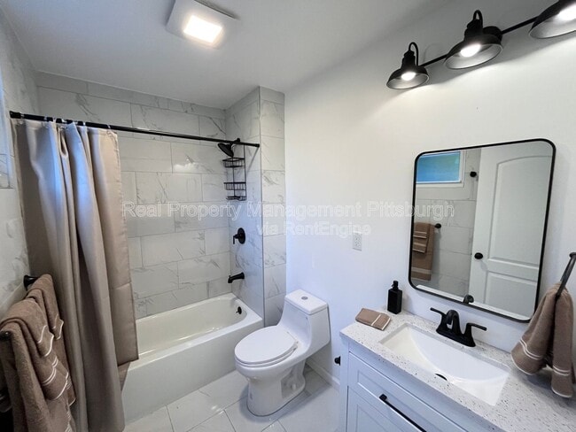 Building Photo - 2019 E Beckert Ave