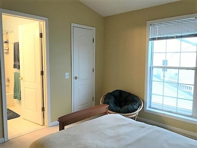 Building Photo - Beautiful Top Floor 2 Level 2 Bed 2.5 Bath Condo In Sought After Kingsgate Community