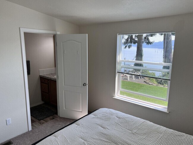 Building Photo - WATER FRONT HOME FULLY FURNISHED ALL INCLUSIVE  2bed 1.5 bath