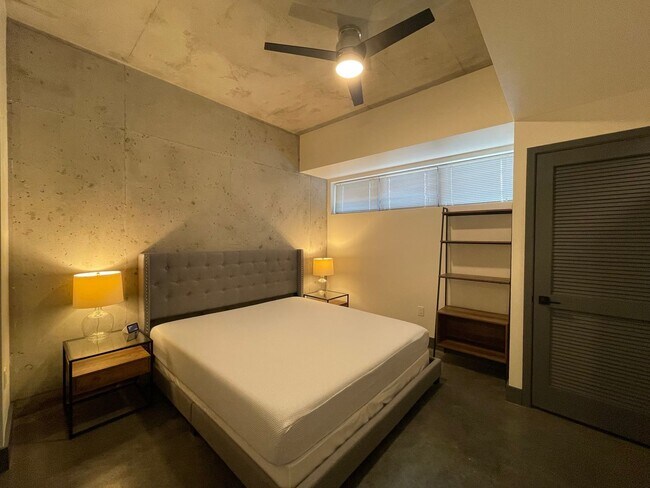 Building Photo - Awesome 1BR Loft Style Condo Overlooking M...