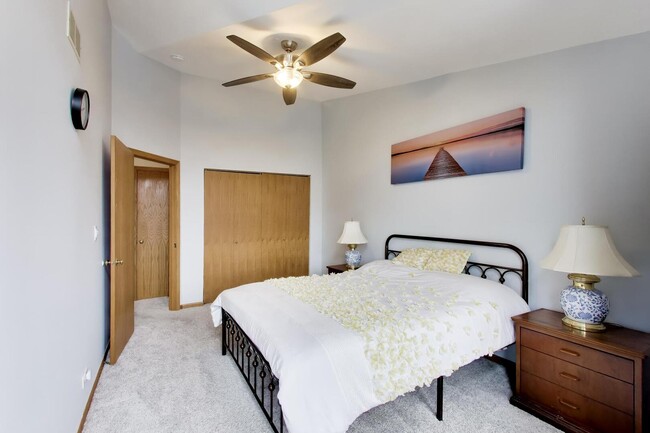 Building Photo - 943 W Essex Pl