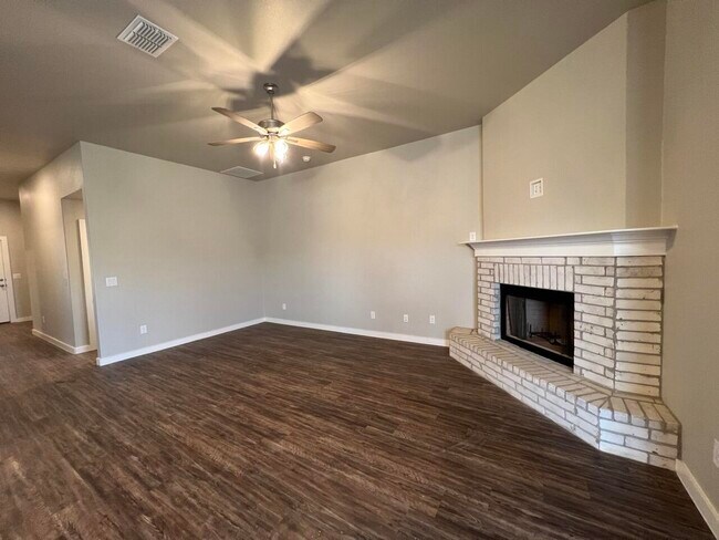 Building Photo - 2030 Kenwood Ave