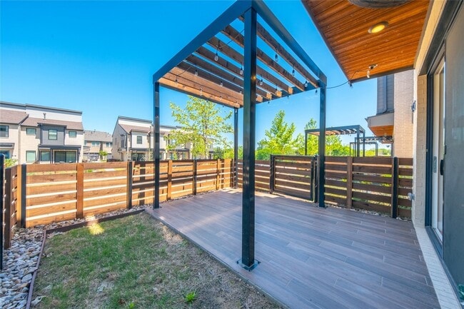 Building Photo - 813 Emerling Dr